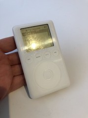 Apple iPod classic 3rd Generation White (15 GB) A1040 – Good Condition