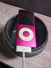 Apple iPod Nano 4th Generation A1285 8GB Pink USB Bundled Charging Cable Cradle