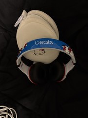 Beats by Dr. Dre B0518 Solo 2 Ear-Pad Limited Edition Headphones – Hello Kitty