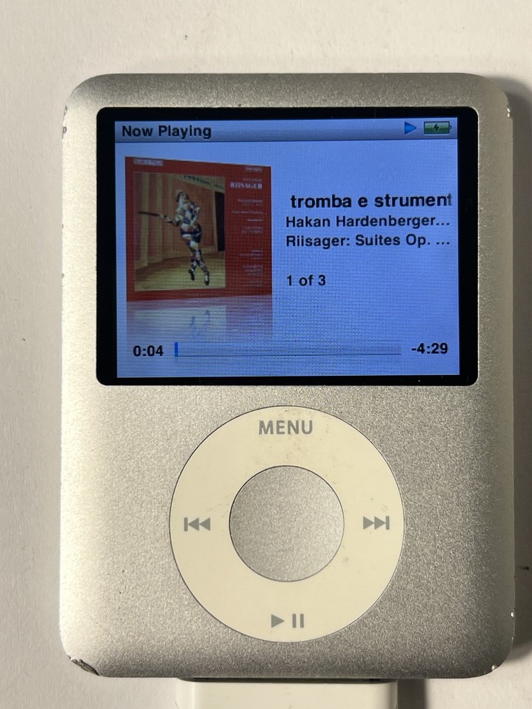 Apple iPod Nano 3rd Gen 4GB A1236 MP3 Player SILVER MB245LL/A BAD🪫 Works —READ—