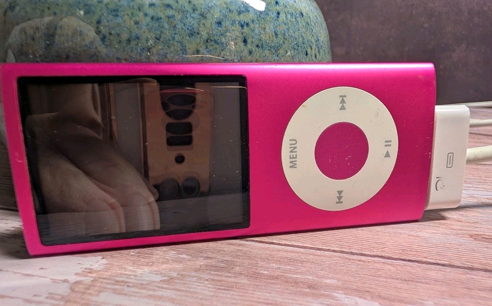 Apple iPod Nano 4th Generation A1285 8GB Pink USB Bundled Charging Cable Cradle