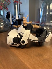 Meta Quest 2 VR Headset 128GB Controllers With Accessory Display Has Small Mark