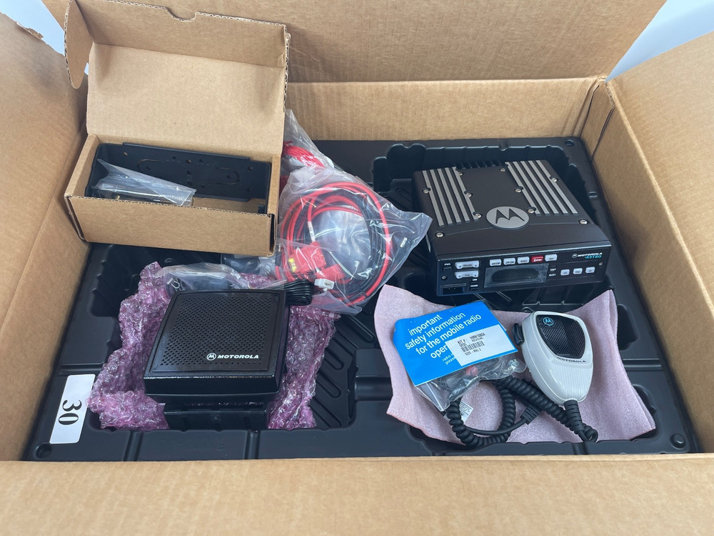 NEW Motorola XTL5000 M20URS9PW1AN 764-870MHz 35W Complete with Accessories