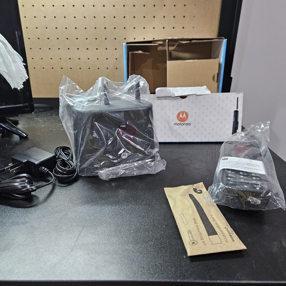 Motorola O211 DECT 6.0 Long Range Cordless Phone Missing Charging Base Open Box