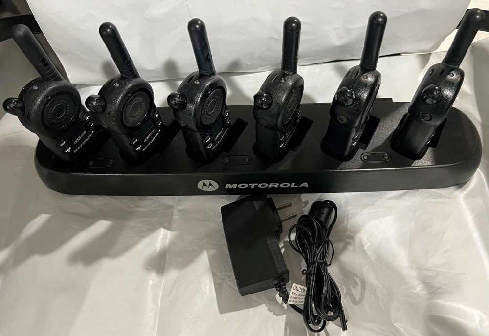 Motorola CLS1110 UHF Radios Walkie Talkies with 6 pocket Multi-Unit Charger