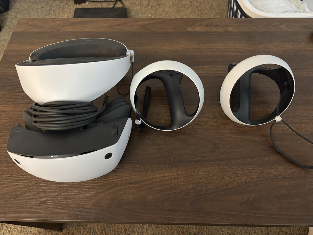 Sony PlayStation VR2 Headset 120Hz USB-C White/Black w/ Sense Controllers