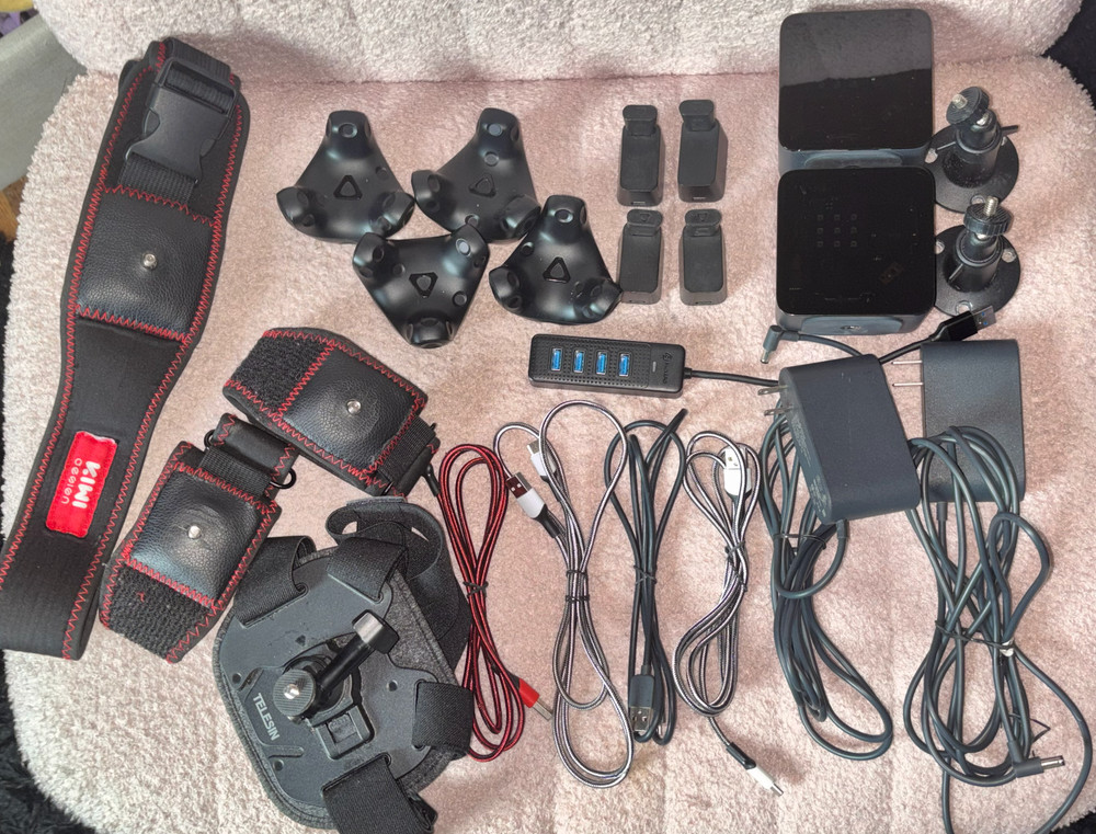 HTC Vive Tracker 3.0 Bundle x4 + 2 1.0 base stations + Dongles & Straps + Mounts