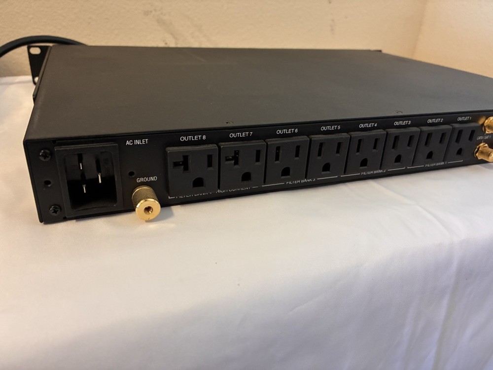 PANAMAX M4320 PRO Bluebolt Power Managment 20A 220 Volts