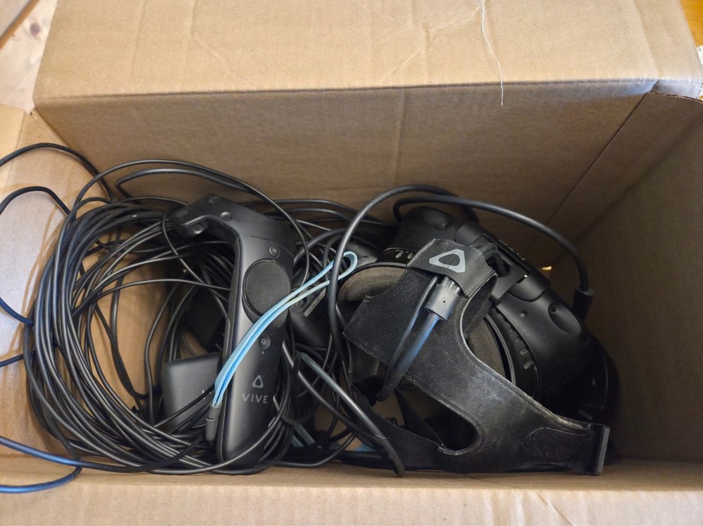 HTC Vive Virtual Reality Headset System – Black *Check Description*