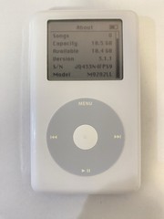 Apple iPod classic 4th Generation White (20 GB) (NO BACKLIGHT, WORKS OTHERWISE)