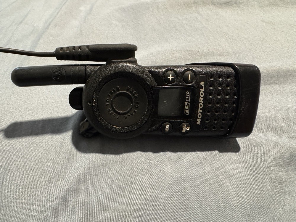 Motorola CLS1110 UHF Two-Way Radio w/ Black Ear-Hook Earpiece PTT/Volume