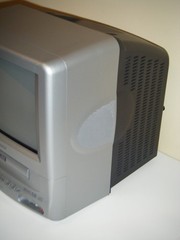 Vintage 2003 Memorex MVD2009CB Portable 9″ CRT Color TV/DVD Combo