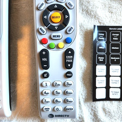 DIRECTV RC66RX / LOT OF 2 IR/RF UNIVERSAL REMOTE CONTROLS / BATTERIES INCLUDED!