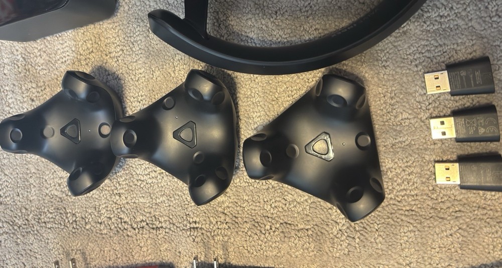 HTC VIVE Tracker (2018) x3 Black Controller Set w/ USB Dongles