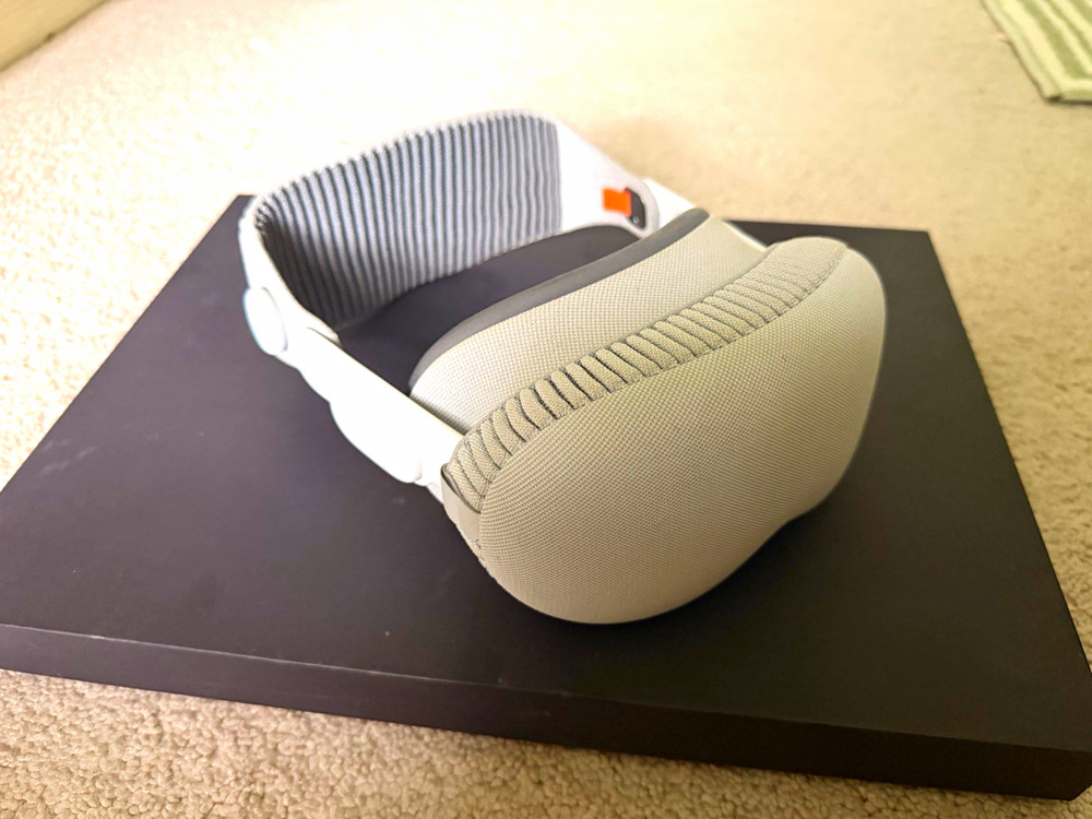 Apple Vision Pro M2 256GB Standalone VR Headset in White/Black Colorway