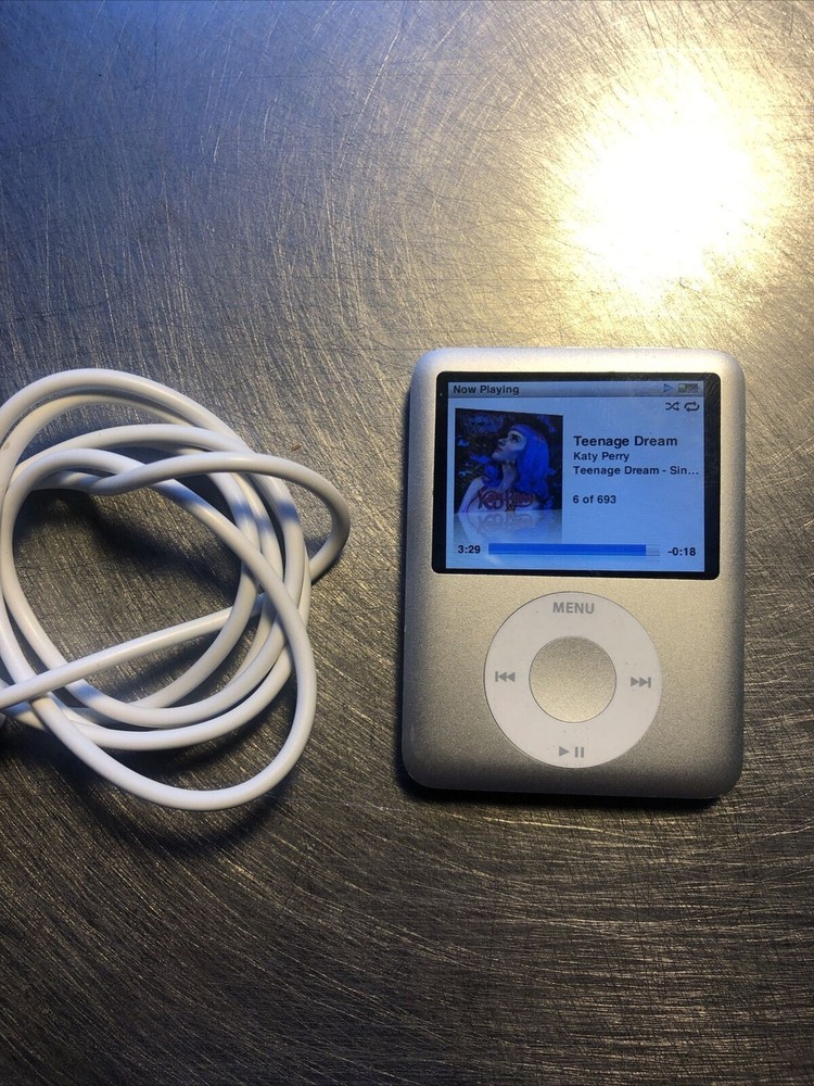 Apple iPod Nano 3rd Generation 8 GB . New Battery