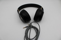 Beats Solo 4 Bluetooth Wireless On-Ear Headphones – Black and Gold – MC2L4LL/A