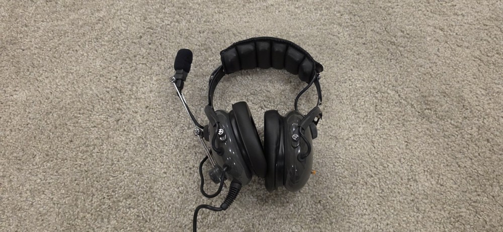 AVCOMM Aviation Communications Inc Model AC-800S Pilot’s Headset Comm Flying