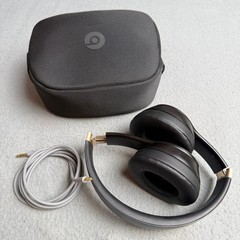 Beats Solo 4 Wireless On-Ear Headphones Matte Black Gold USB-C Case MUW33LL/A