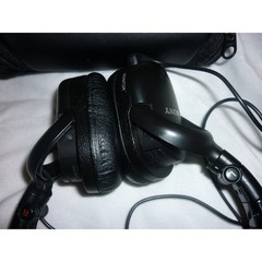 Sony MDR-NC500D Digital Noise Canceling Headphones Travel Case Bundle