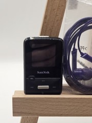 SanDisk Sansa Clip Zip (4GB) Digital Media MP3 Player