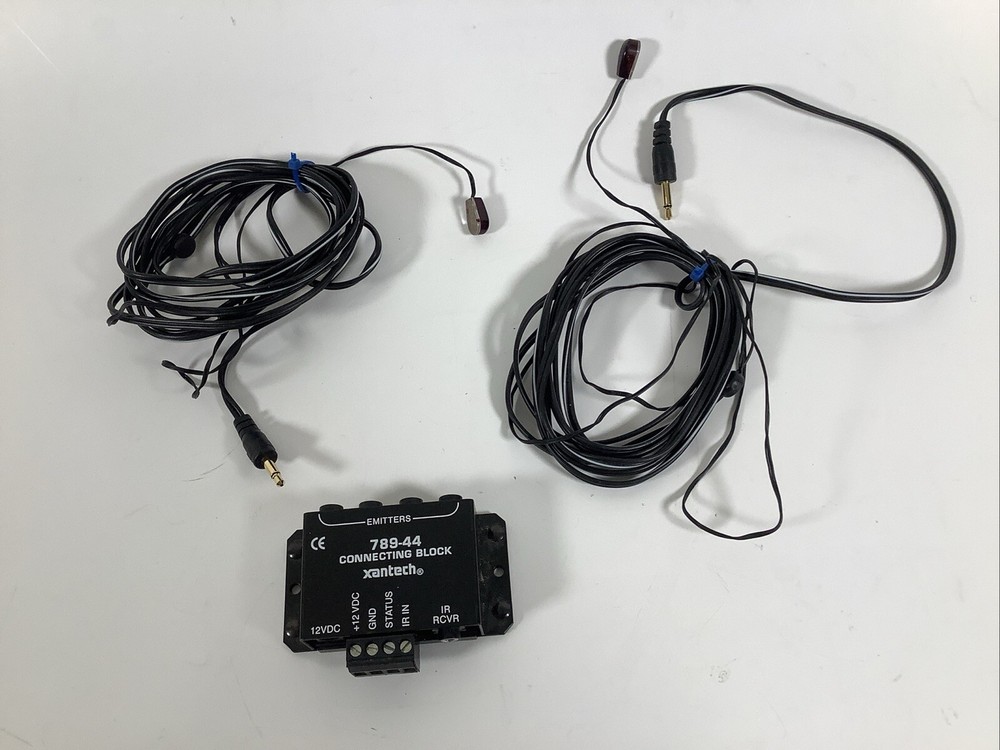 Xantech 789-44 Connecting Block with 2 Emitters – No Power Supply –