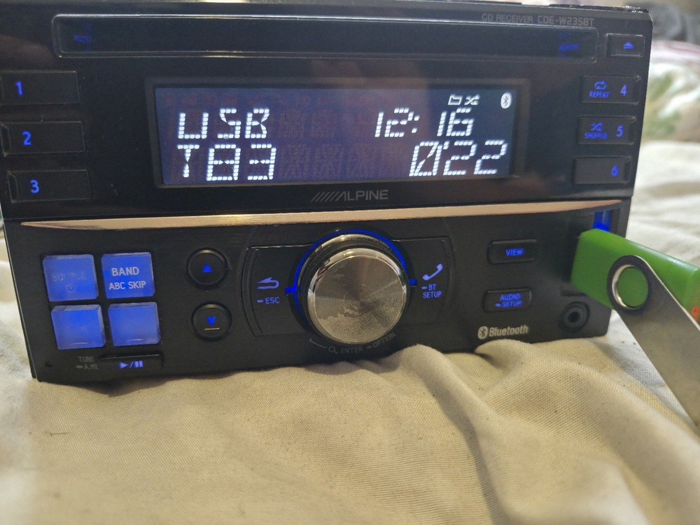 Alpine CDE-W235BT Double Din Bluetooth CD Player Aux Usb *No Touchscreen*