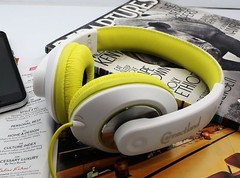 White/Yellow Stereo Headphone w/ 40mm Speaker at 20Hz – 20kHz, Over Head, On Ear