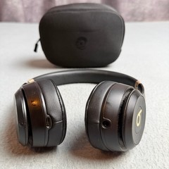 Beats Solo 4 Wireless On-Ear Headphones Matte Black Gold USB-C Case MUW33LL/A