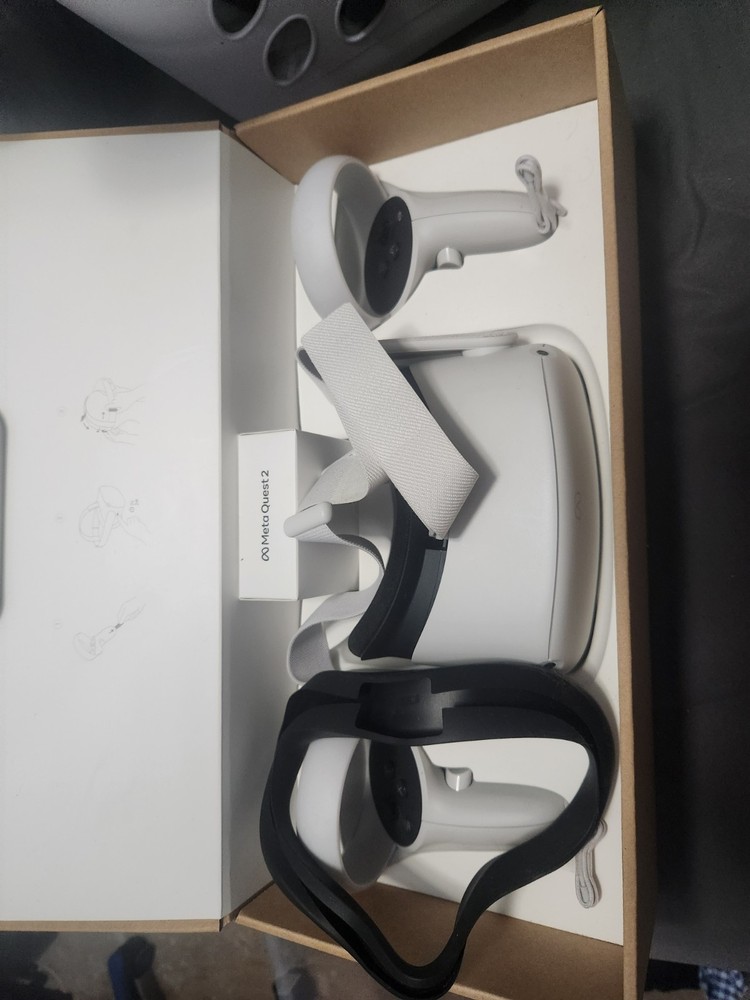 Meta Oculus Quest 2 128GB VR Headset with Controllers – White – Barely Used