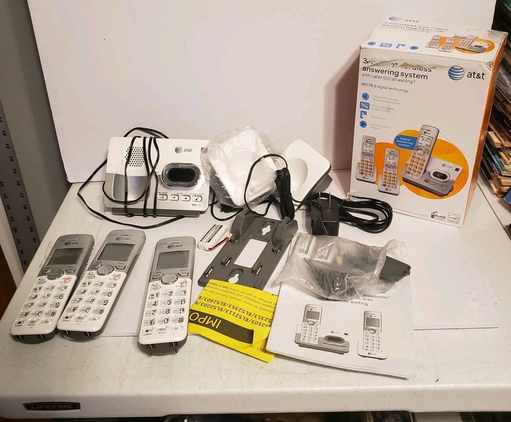 AT&T EL52303 3 Handset Cordless Answering System with Caller ID/Call waiting NEW