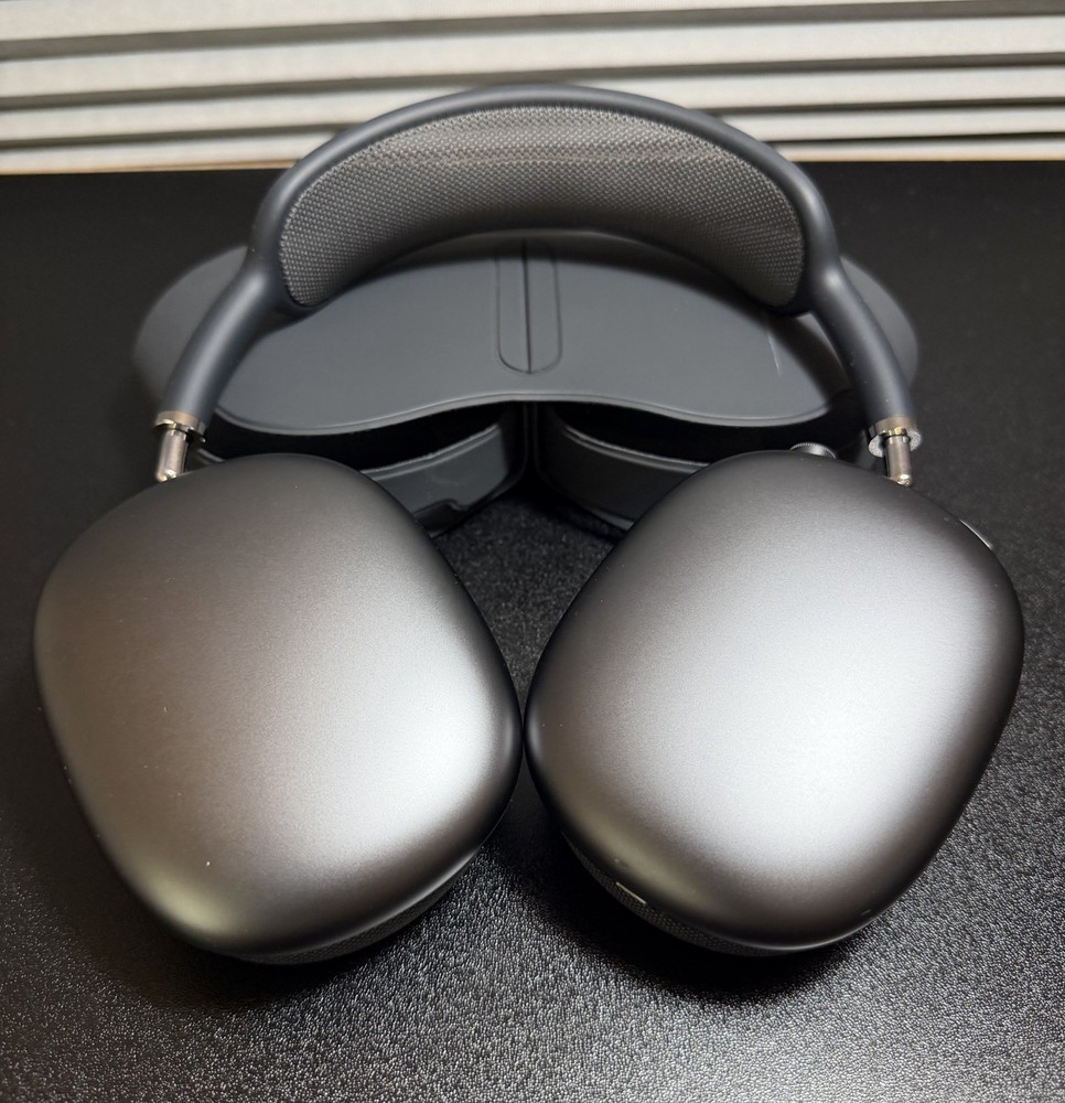 Apple AirPods Max Wireless Over-Ear Headphones Space Gray A2096 with Smart Case