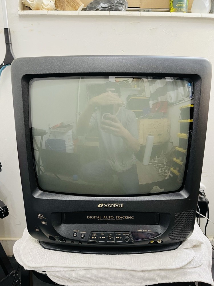 Samsul Box Tv- Model #Com3100. Work Greats, No Remote. Small Crack See Pictures!