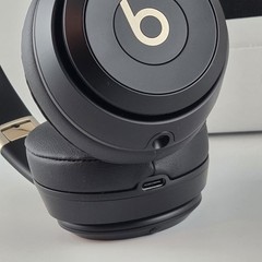 Beats Solo 4 Bluetooth Wireless On-Ear Headphones – Black & Gold