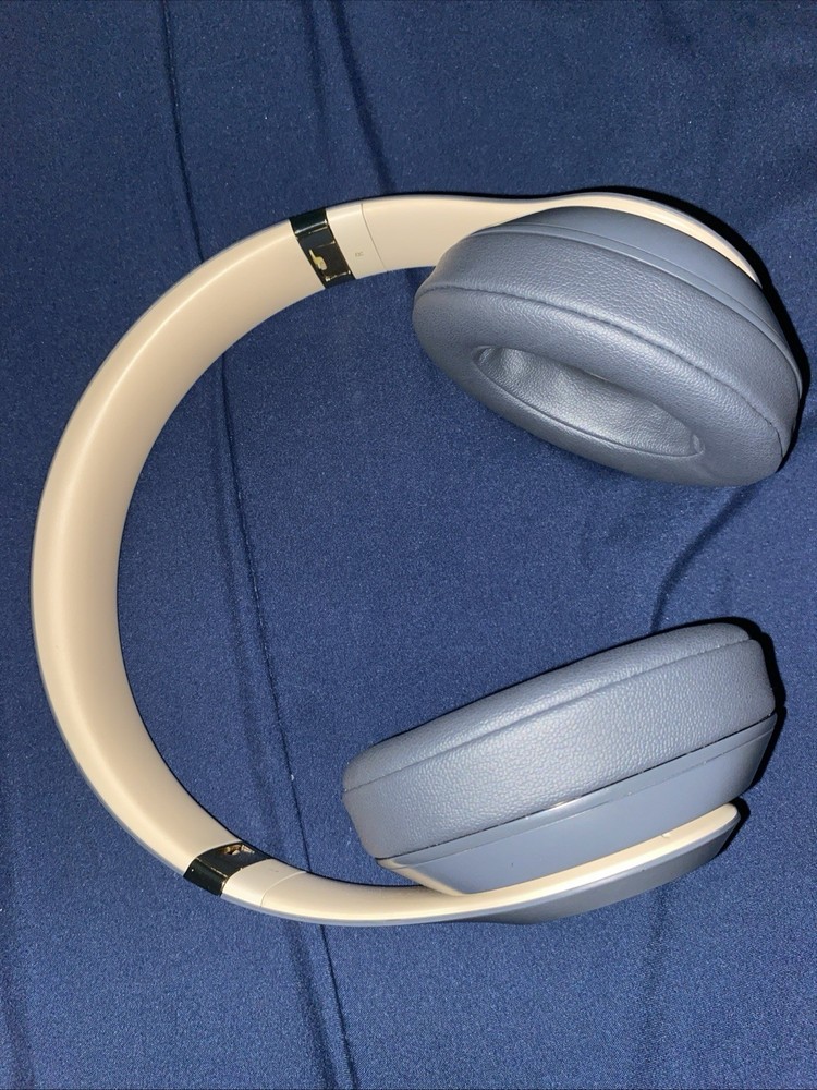 Beats Studio 3 Wireless Bluetooth Headphones Black and Gold