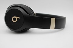 Beats Solo 4 Bluetooth Wireless On-Ear Headphones – Black and Gold – MC2L4LL/A