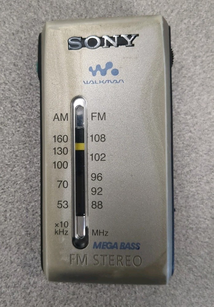 Sony Walkman SRF-S84 AM/FM Super Compact Radio Mega Bass Silver READ DESCRIPTION