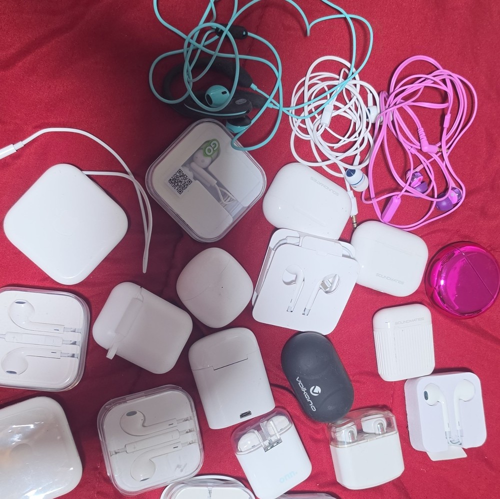 Apple EarPods & SOUNDMATES Earbuds Mixed Lot w/ Cases, Multiple Colors