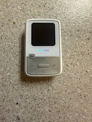 SanDisk Sansa Clip Zip WHITE (4 GB) Digital Media Player needs battery. CLEAN