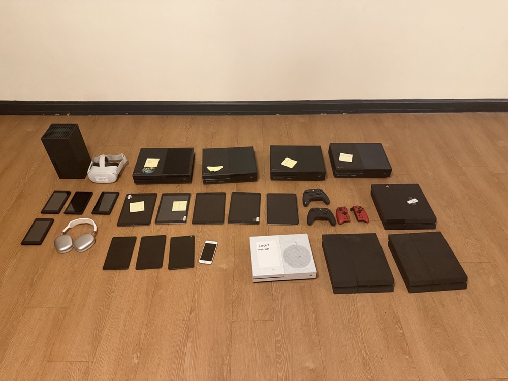 AS-IS ELECTRONICS LOT PS4,XBOX SERIES X,IPAD,NINTENDO, AND MORE
