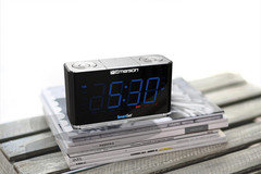 Emerson CKS1507 Smartset Radio Alarm Clock, 1.4″ Blue LED Digital Display, USB