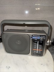 EXCELLENT PANASONIC RF-2400D AM/FM 2-BAND PORTABLE RADIO AC OR BATTERY POWERED