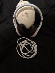 Beats by Dr. Dre B0518 Solo 2 Ear-Pad Limited Edition Headphones – Hello Kitty