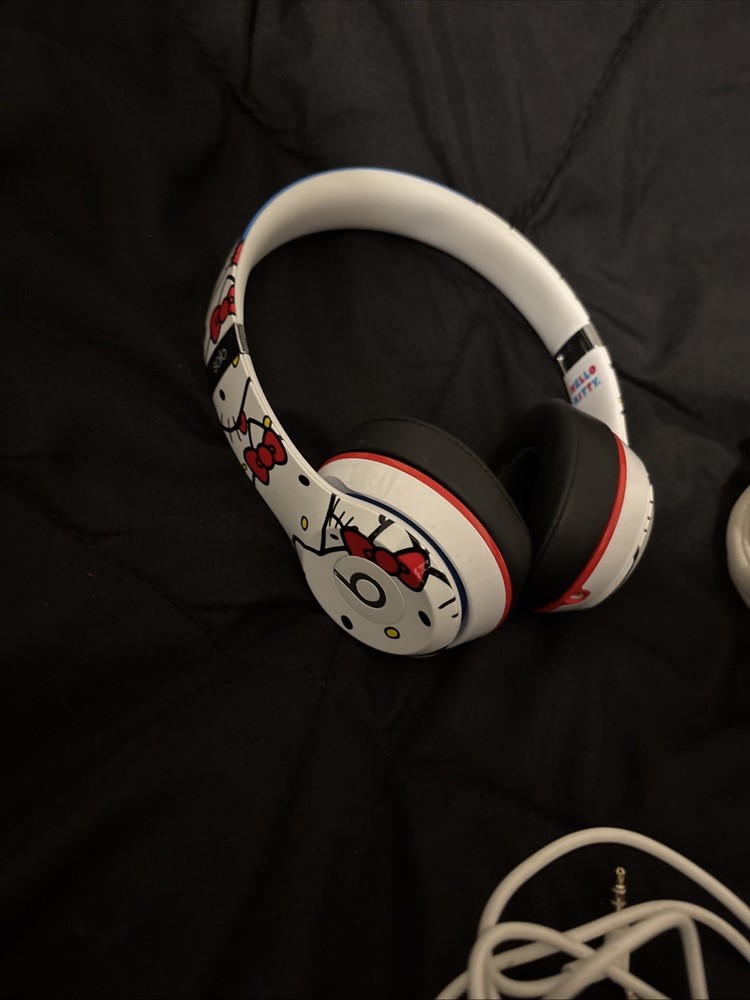 Beats by Dr. Dre B0518 Solo 2 Ear-Pad Limited Edition Headphones – Hello Kitty