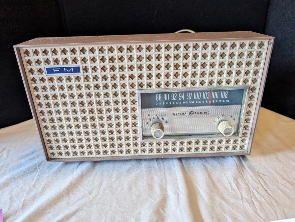 Vintage General Electric AM FM Tube Radio Cocoa Working Rare 8* 13* 5.5 In