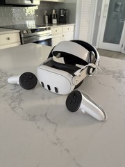 Meta Quest 3 VR (512gb) with aftermarket head strap and controllers!