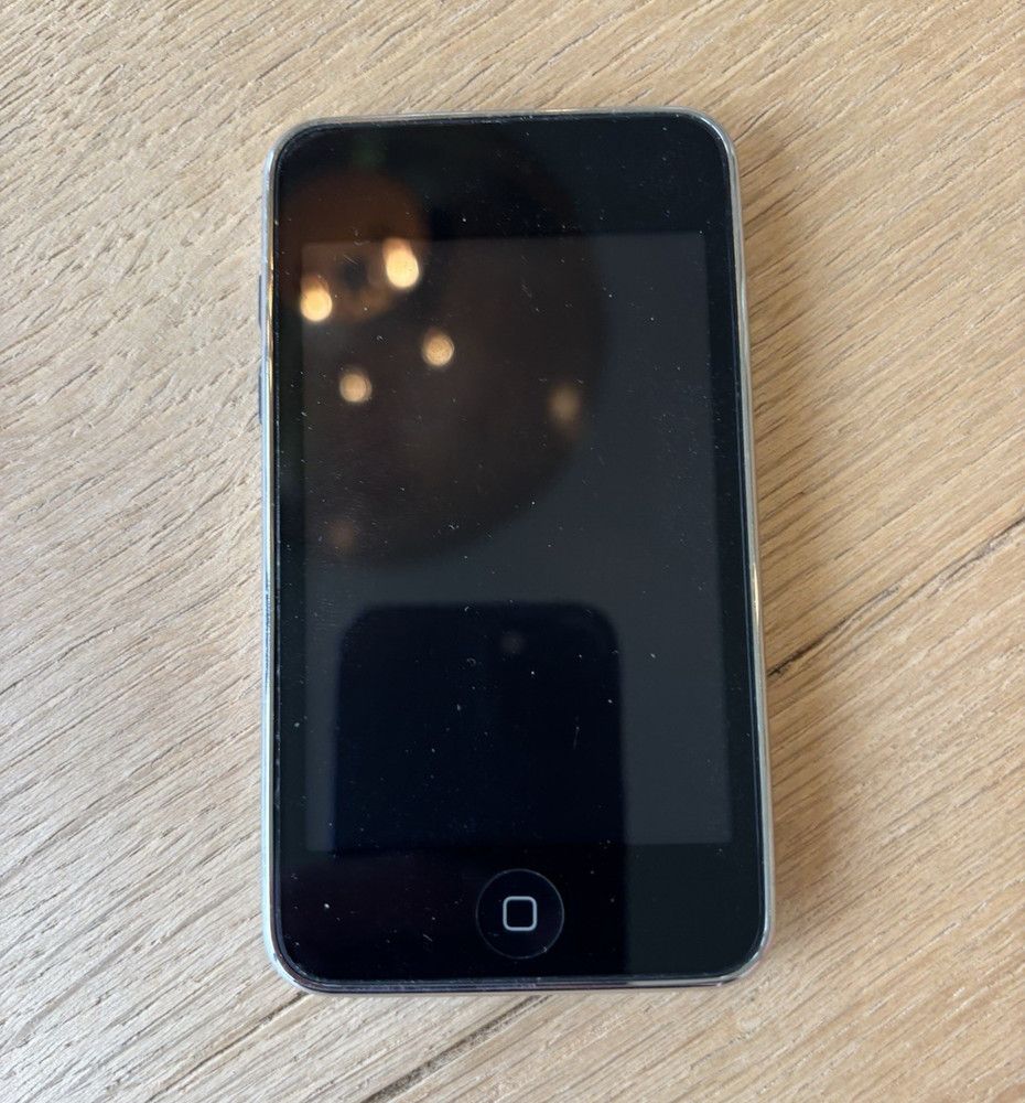 Apple iPod touch 2nd Gen 8GB Black Touchscreen Media Player Wi-Fi Bluetooth