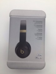 Beats Solo 4 – Wireless Bluetooth On-Ear Headphones. Black and Gold