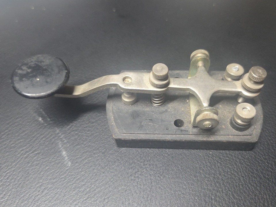 ~VTG.~ PLASTIC & METAL “JAPAN” TELEGRAPH MORSE CODE KEYER