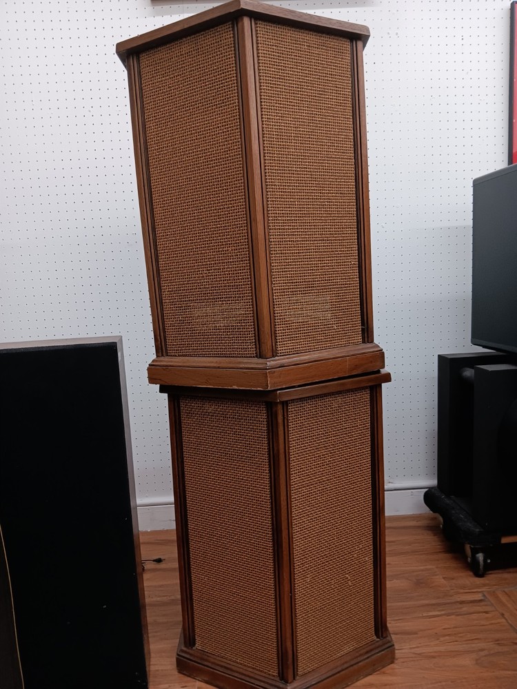 MAGNAVOX END TABLE SPEAKERS